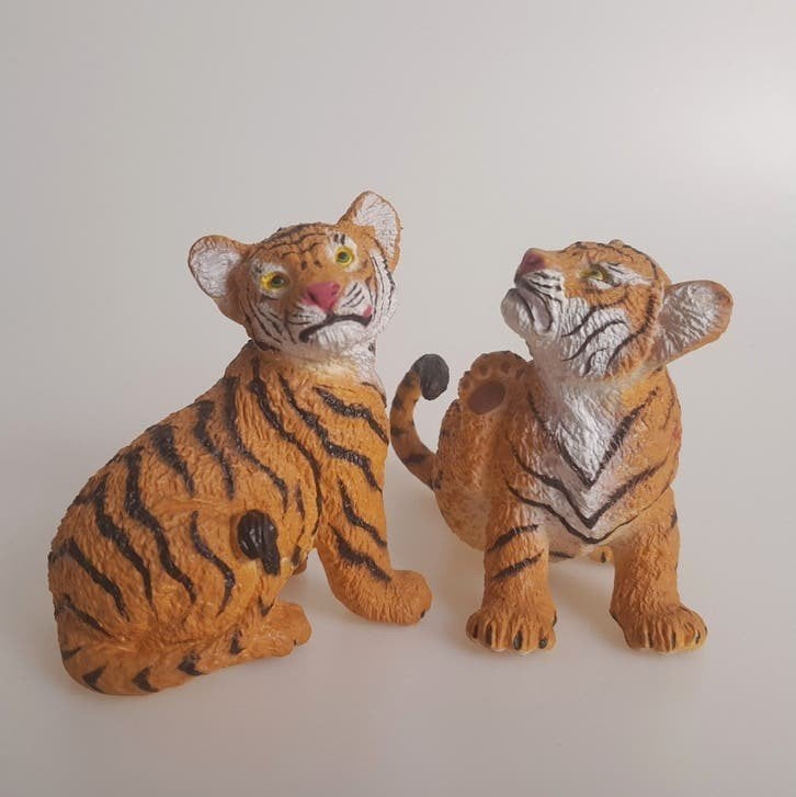 Twee Bengaalse tijger welp figuren - lijkt op Schleich, Ophalen of Verzenden, Zo goed als nieuw, Beeldje of Figuurtje