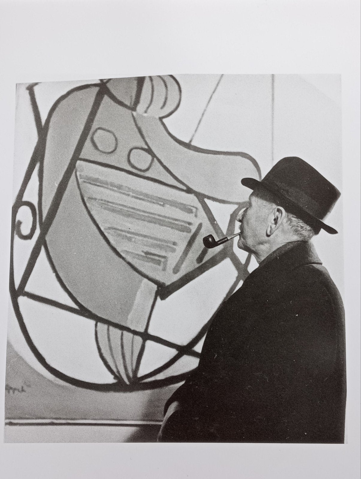 Man met pijp en hoed bij een Karel Appel schilderij, Ophalen of Verzenden