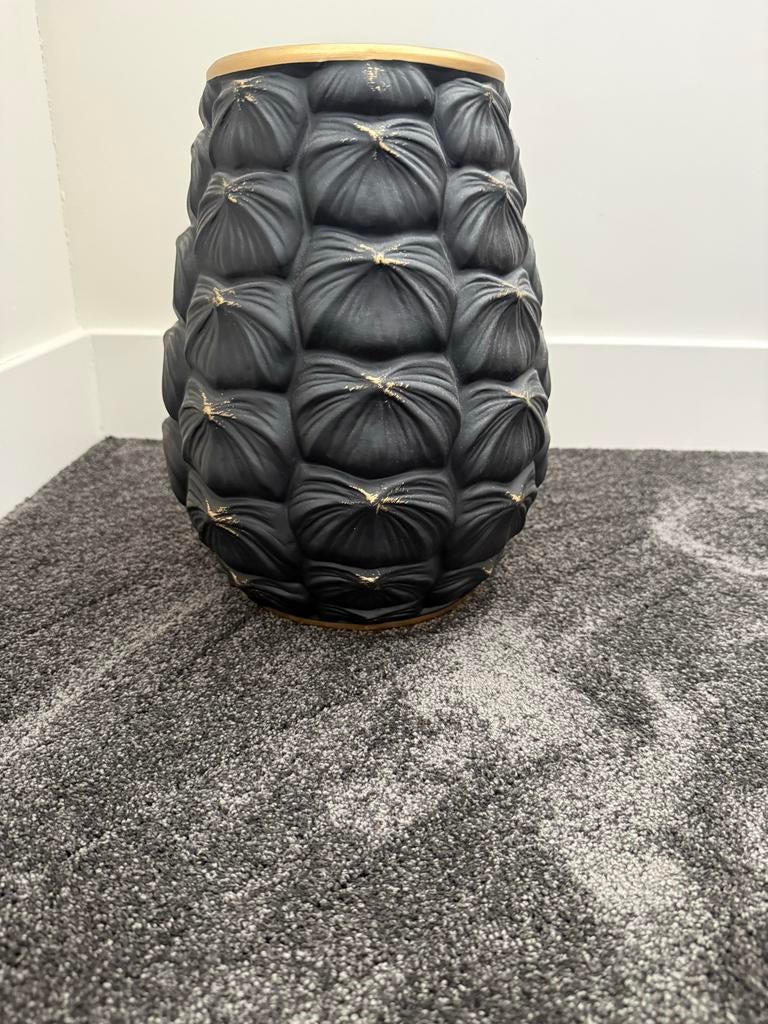 Decoratieve zwarte vaas met gouden accenten, Ophalen of Verzenden, Zo goed als nieuw