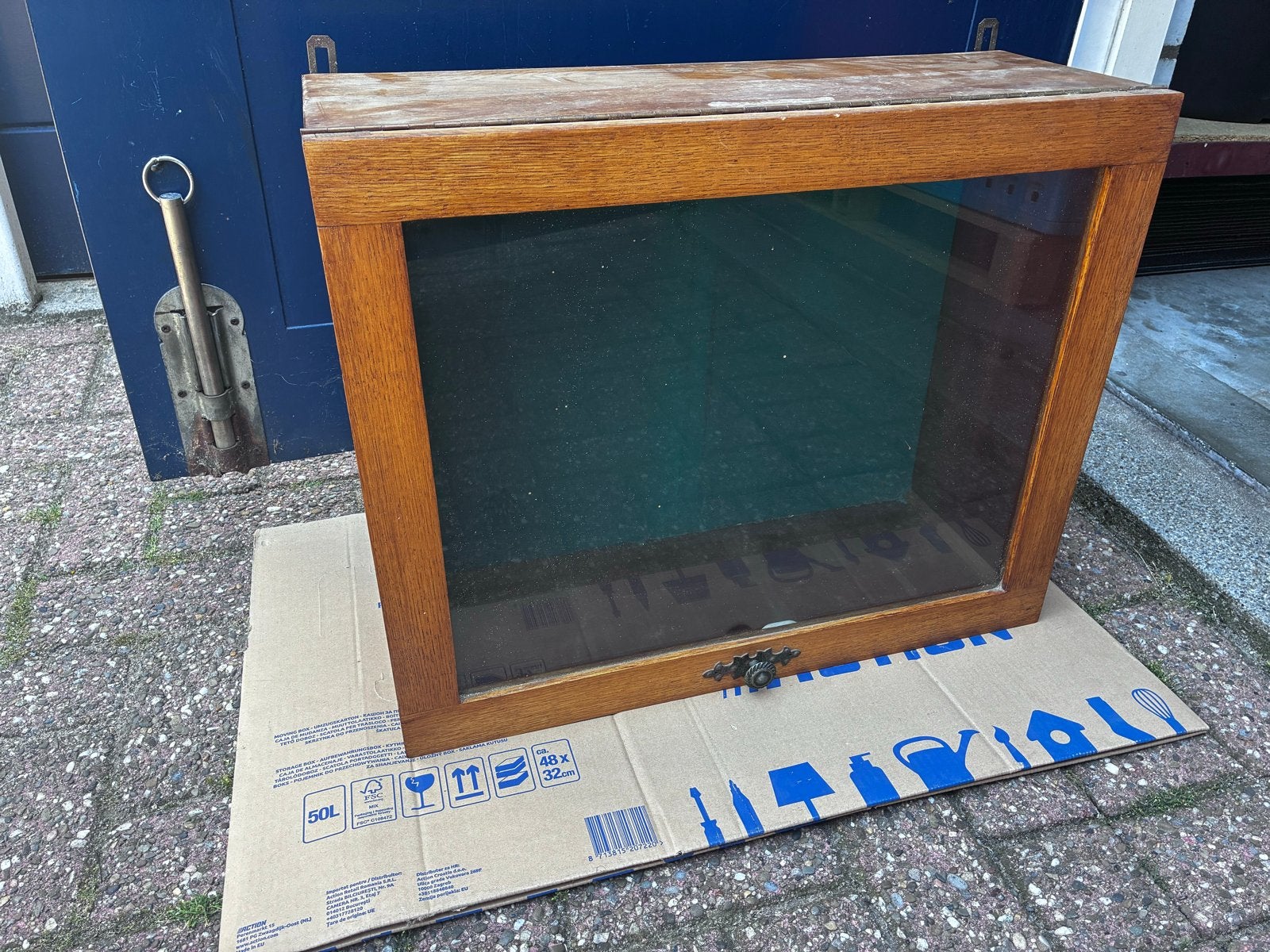 Vintage Prijzenkast / Vitrinekast met Groene Stoffen Achterg, Ophalen