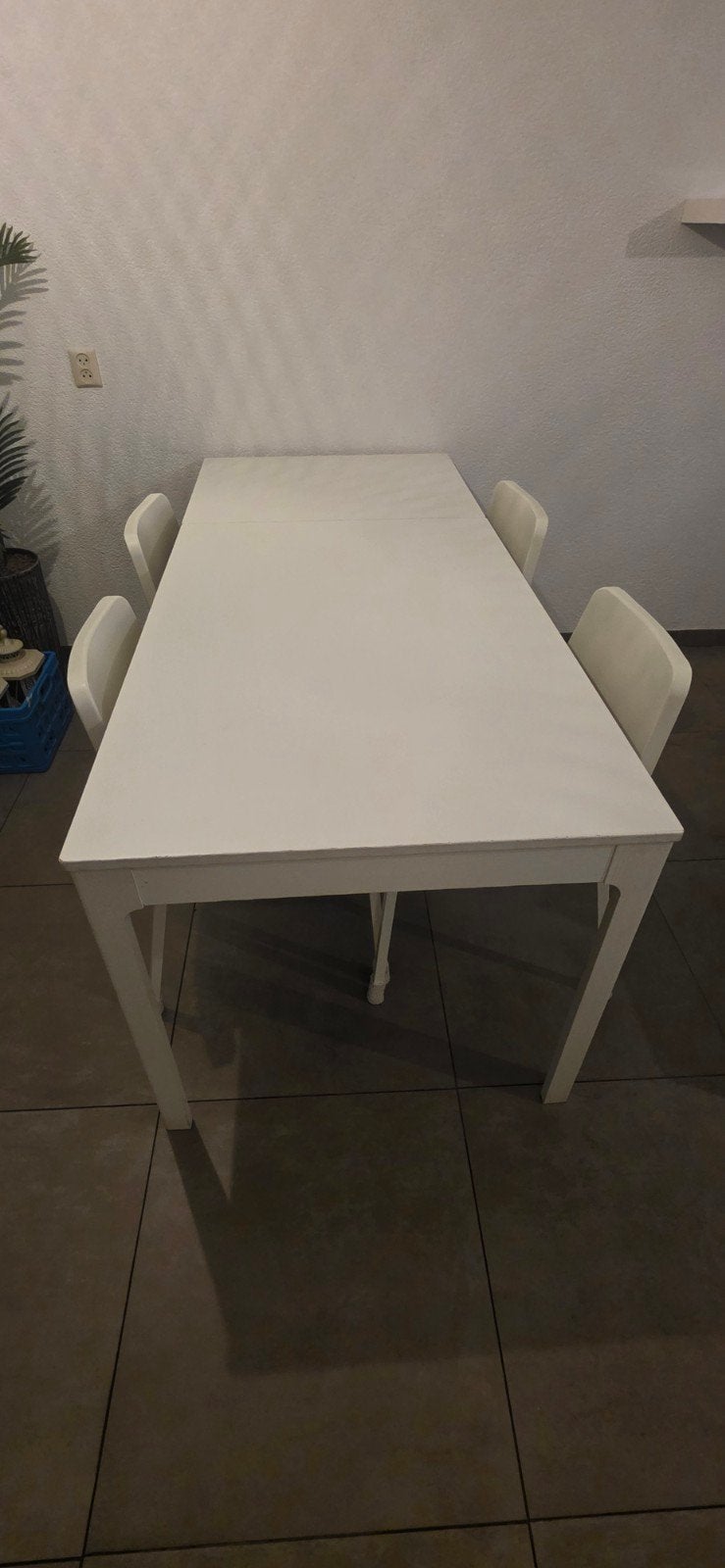 Foto 2 van Eettafel met 4 stoelen - uitschuifbaar