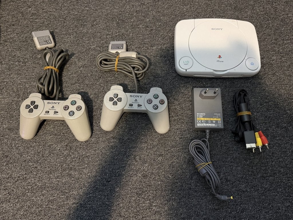 PlayStation 1 Slim (PSone) + 2 controllers en kabels, Spelcomputers en Games, Ophalen of Verzenden, Gebruikt, Met 2 controllers