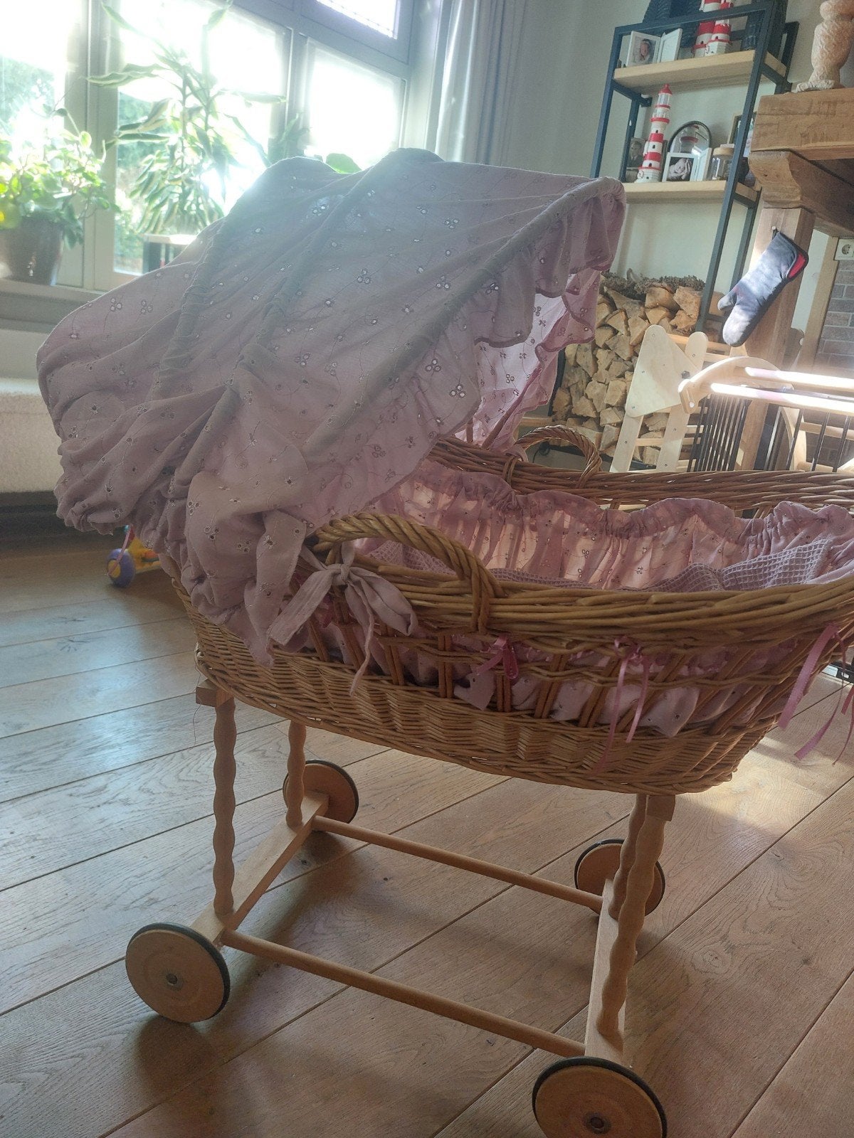 Mooie rieten poppenwagen met roze bekleding, Ophalen, Gebruikt, Babypop