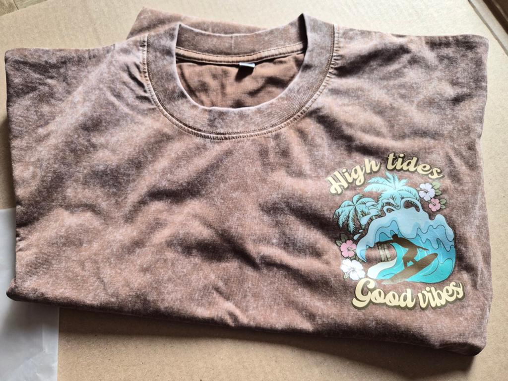 Nieuw washdyeBruin T-shirt met 'High Tides Good Vibes' print, Kleding | Heren, T-shirts, Nieuw, Overige maten, Ophalen of Verzenden