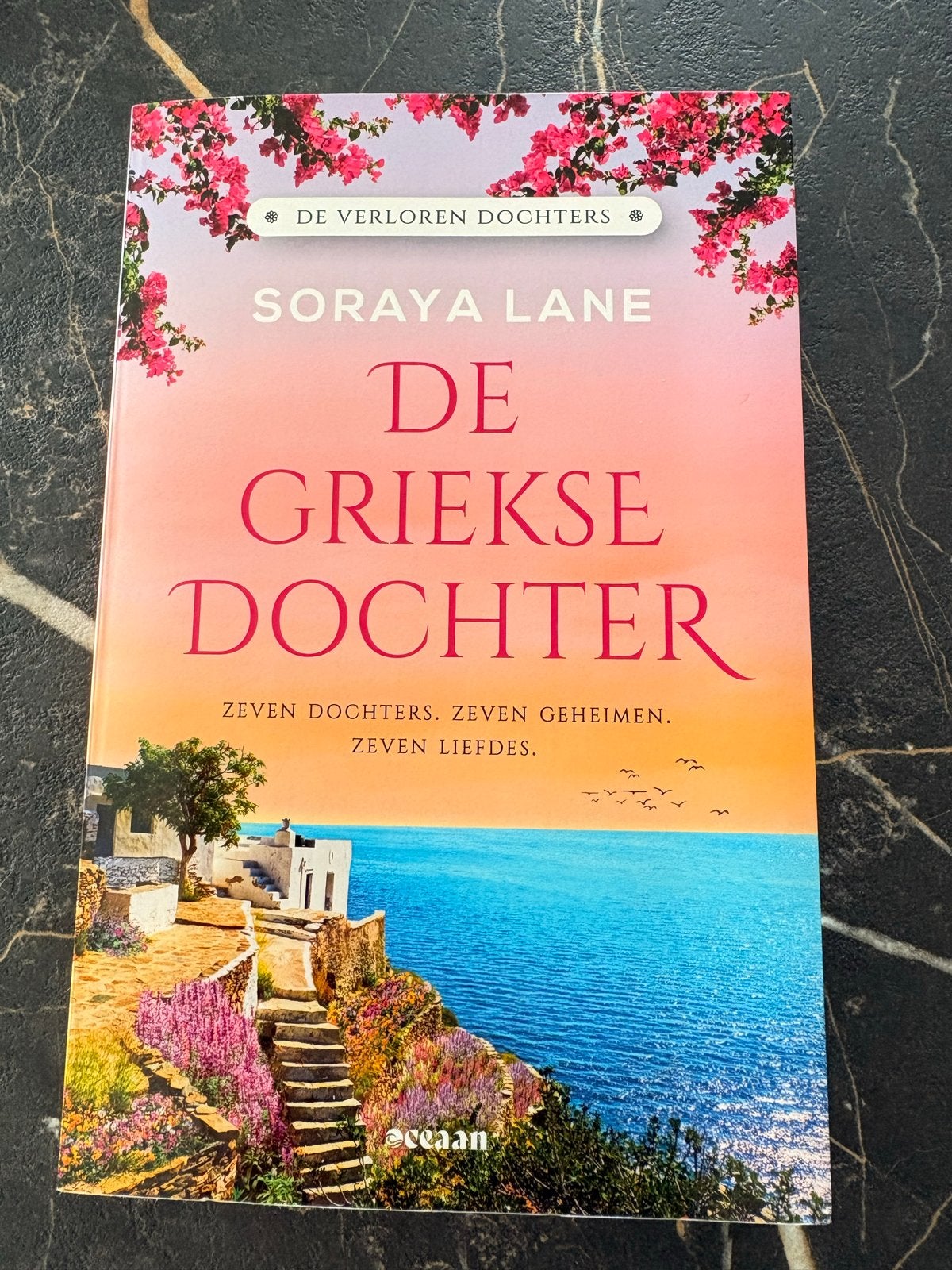 De Griekse dochter - Soraya Lane (De verloren dochters deel, Ophalen of Verzenden, Zo goed als nieuw, Nederland