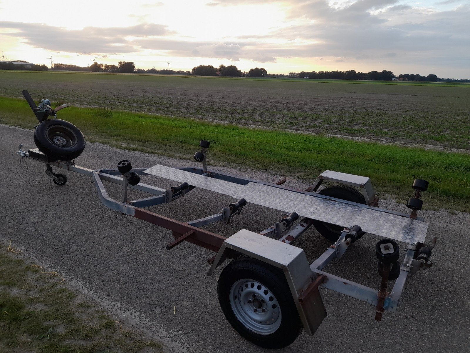 Stevige boottrailer met nieuwe onderdelen, Watersport en Boten, Boottrailers, Gebruikt, Sloepentrailer, 1500 tot 3000 kg, Minder dan 6 meter