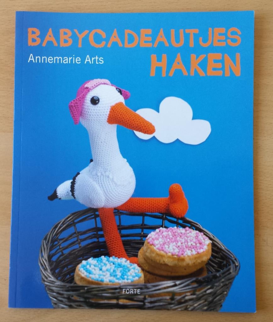 Babycadeautjes Haken - Annemarie Arts - 2011, Gebruikt, Ophalen of Verzenden, Nvt, Patroon of Boek