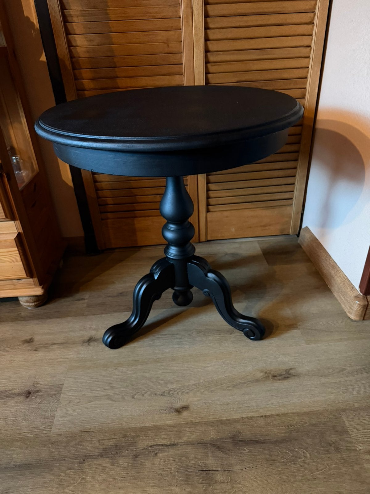 ZGAN Zwart Houten WijnTafeltje 58cm hoog/54cm doorsnee, Minder dan 55 cm, Rond, Zo goed als nieuw, Hout