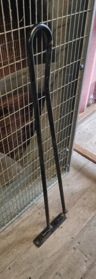 3 zwenkbare wandbeugels voor stal, Ophalen of Verzenden, Gebruikt