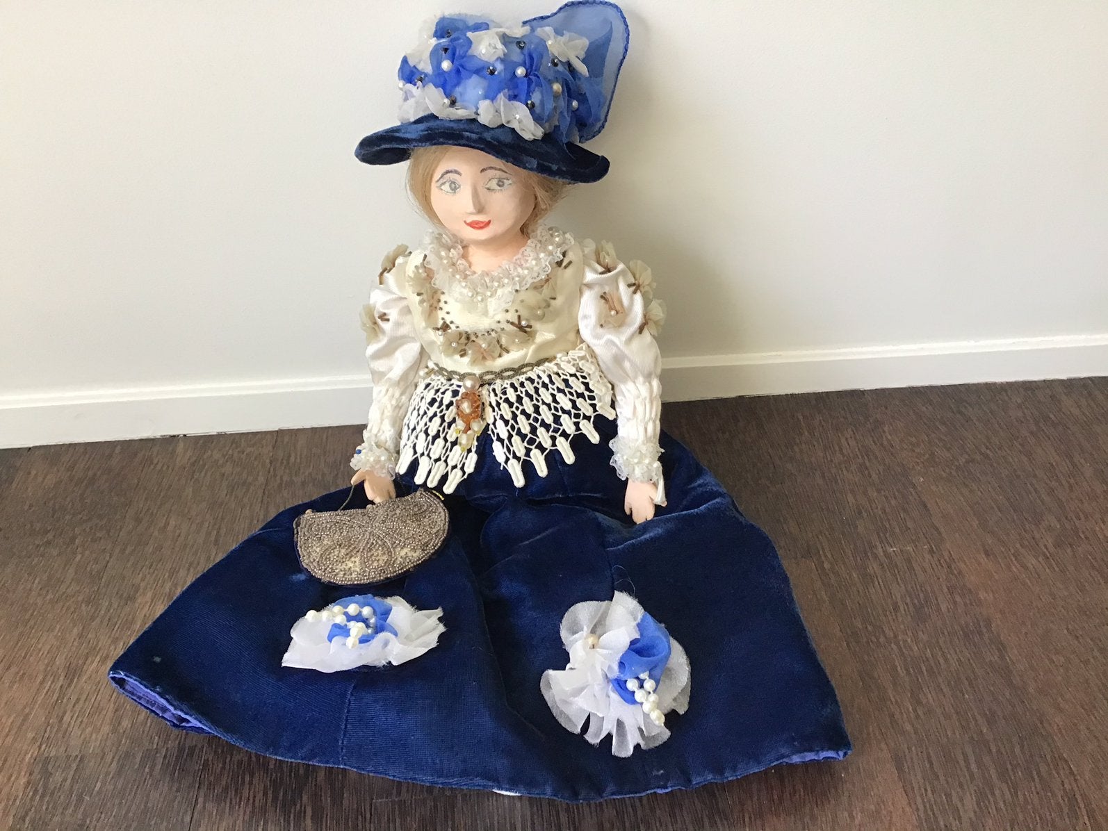 Karakterpop met blond haar - papier maché - mooi aangekleed, Ophalen of Verzenden, Zo goed als nieuw, Pop