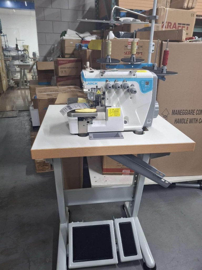 Jack 4 garen overlock machine 60x60 tafel 1100 euro ex btw 4, Nieuw, Lockmachine, Industrieel, Ophalen