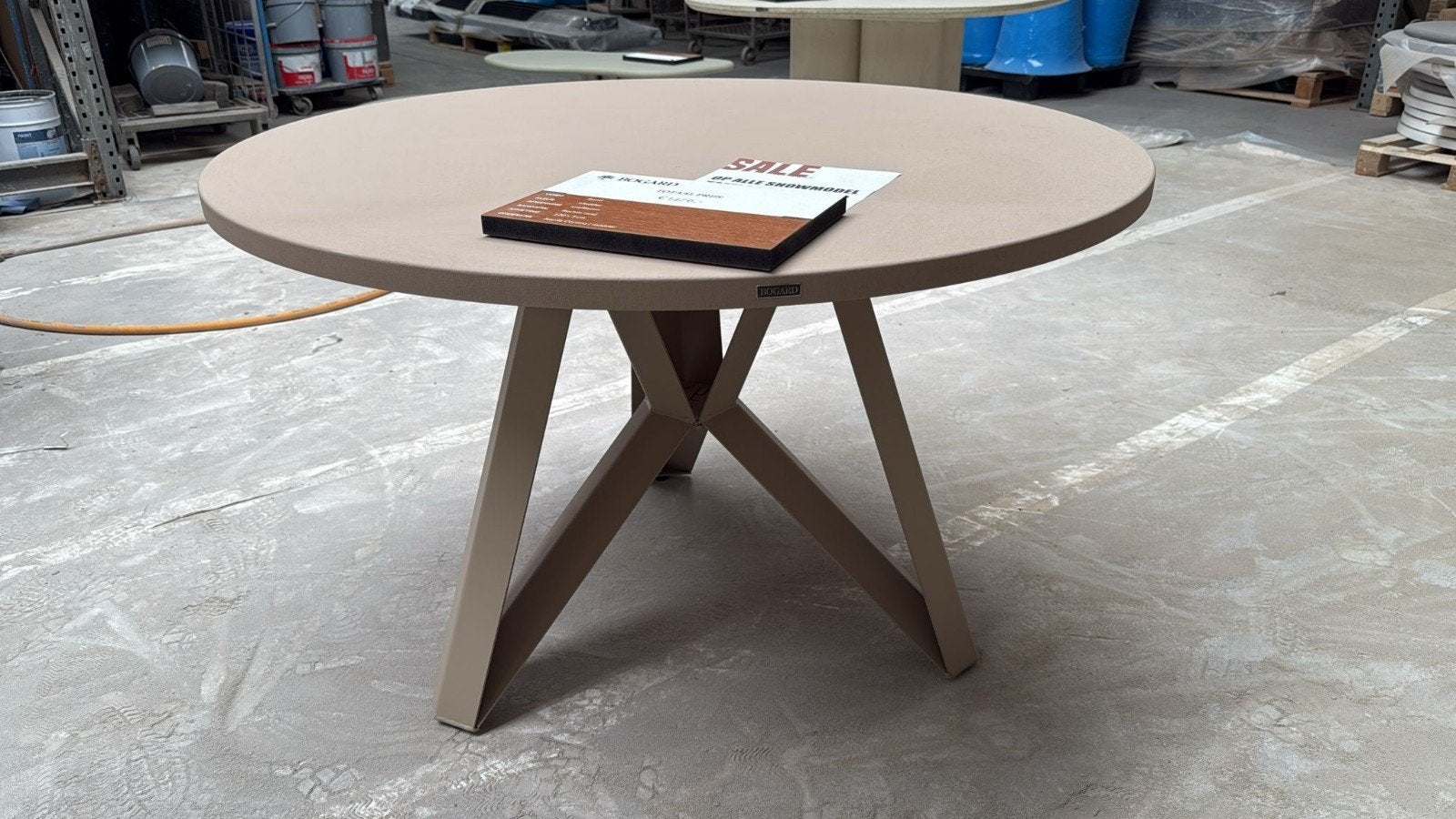 Ronde Leefbeton Bogard Tafel - Showroommodel 50% Korting, Huis en Inrichting, Tafels | Eettafels, Ophalen, Overige materialen