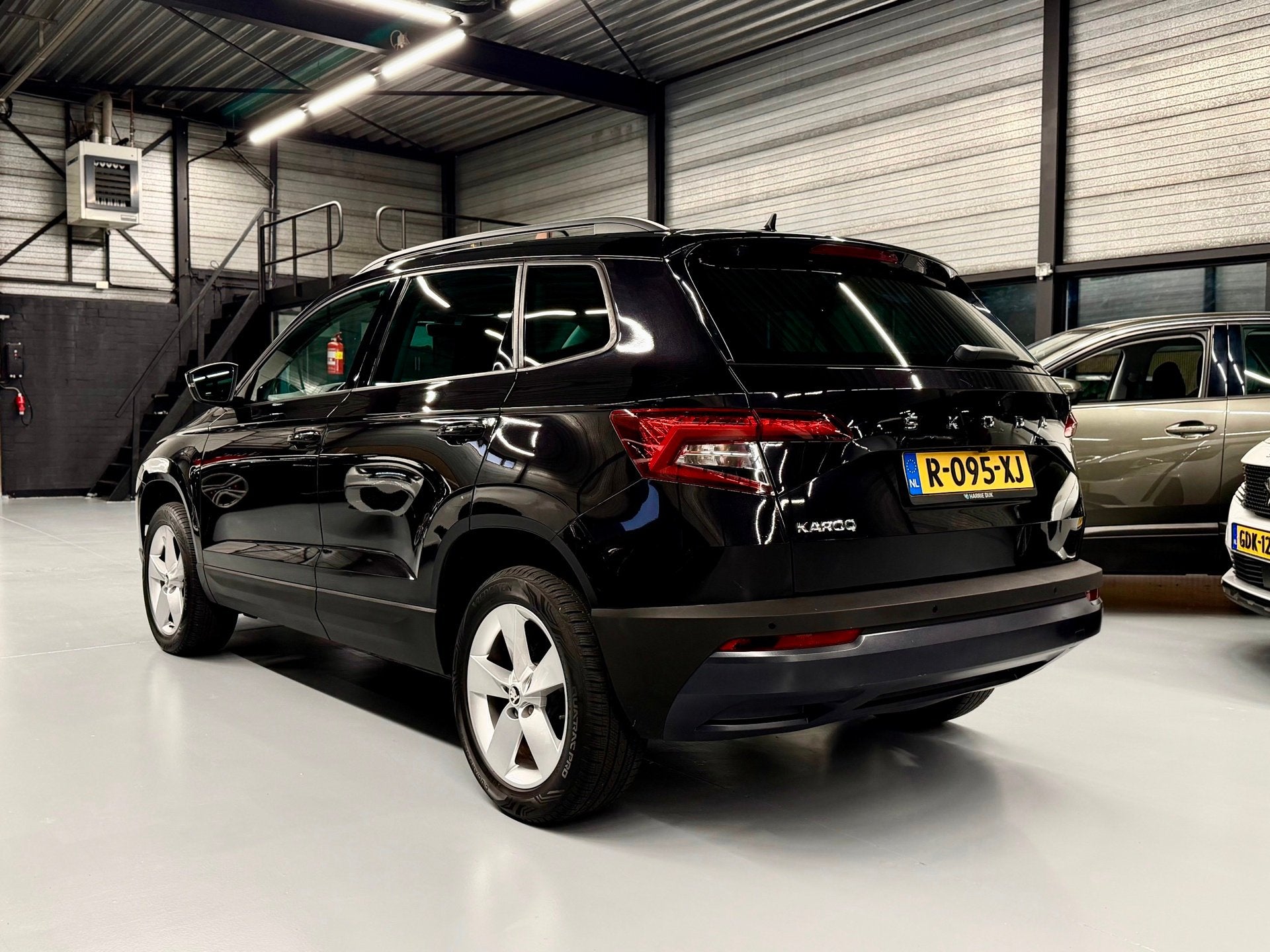 Skoda Karoq 1.5 TSI ACT DSG Business Edition Led l CarPlay l, Dealer onderhouden, 4 cilinders, 150 pk, Zwart