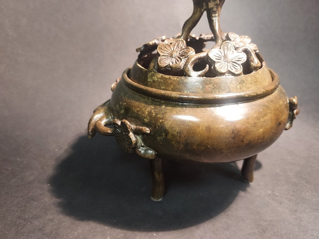 A Japanese bronze twin handled koro, Ophalen of Verzenden, Brons