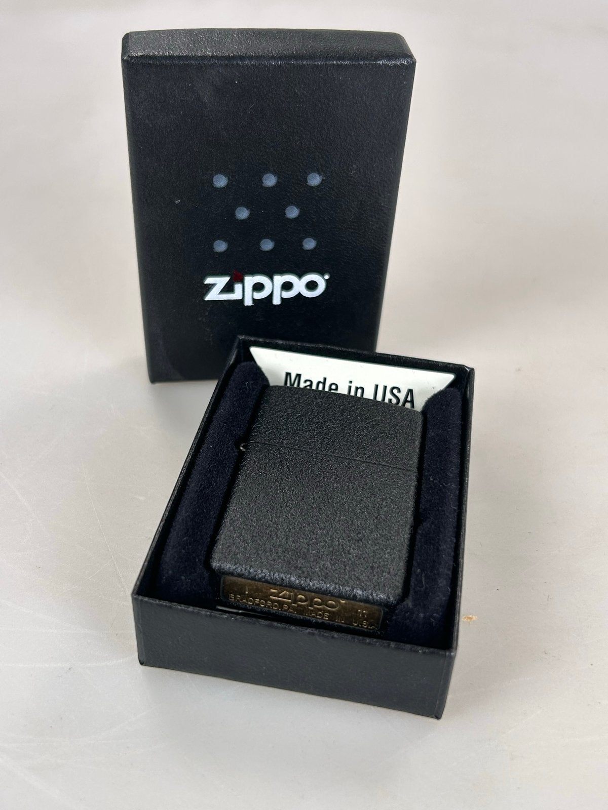 Originele Zippo 236 Regular Black Crackle Nieuw in doos 2011, Verzenden, Nieuw, Aansteker