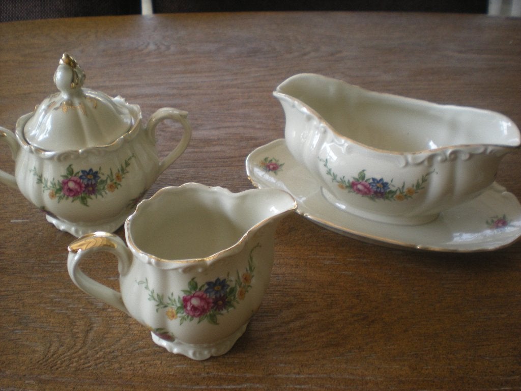 te koop prachtig suiker en melkkan en sauskom decor roosjes, Overige typen, Ophalen of Verzenden, Zo goed als nieuw, Overige stijlen