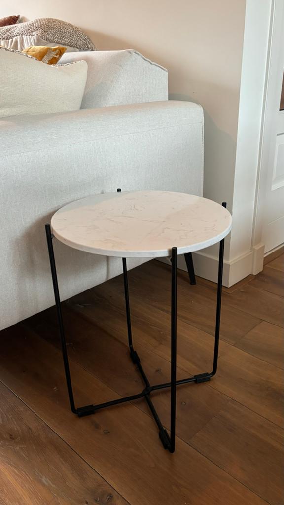 Set van 2 bijzettafels met marmerlook blad, Minder dan 55 cm, Metaal of Aluminium, Rond, Zo goed als nieuw