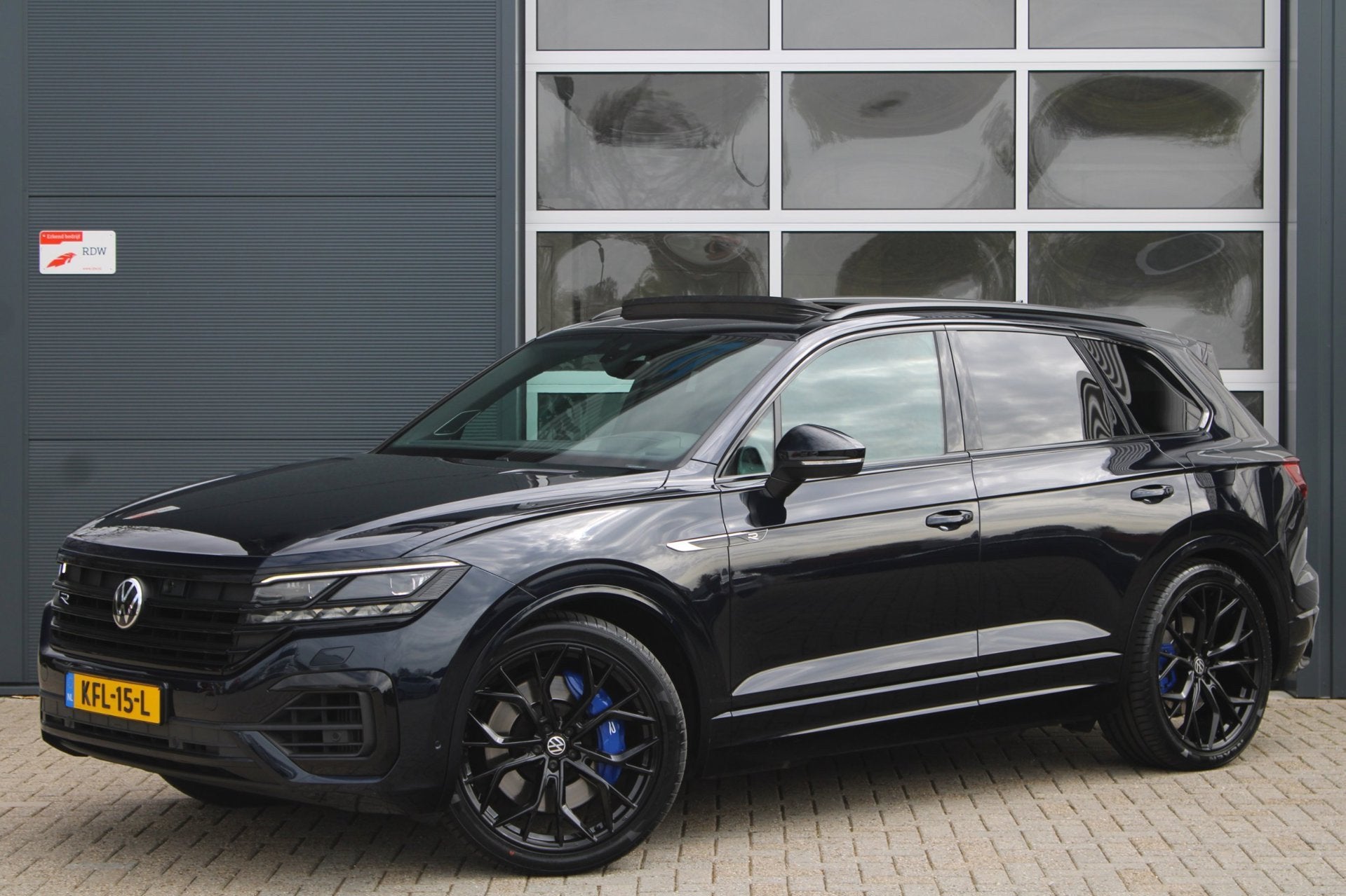 Volkswagen Touareg 3.0 TSi eHybrid 462pk 4MOTION R | Pano |, Auto's, Volkswagen, Automaat, Gebruikt, Zwart, 2995 cc