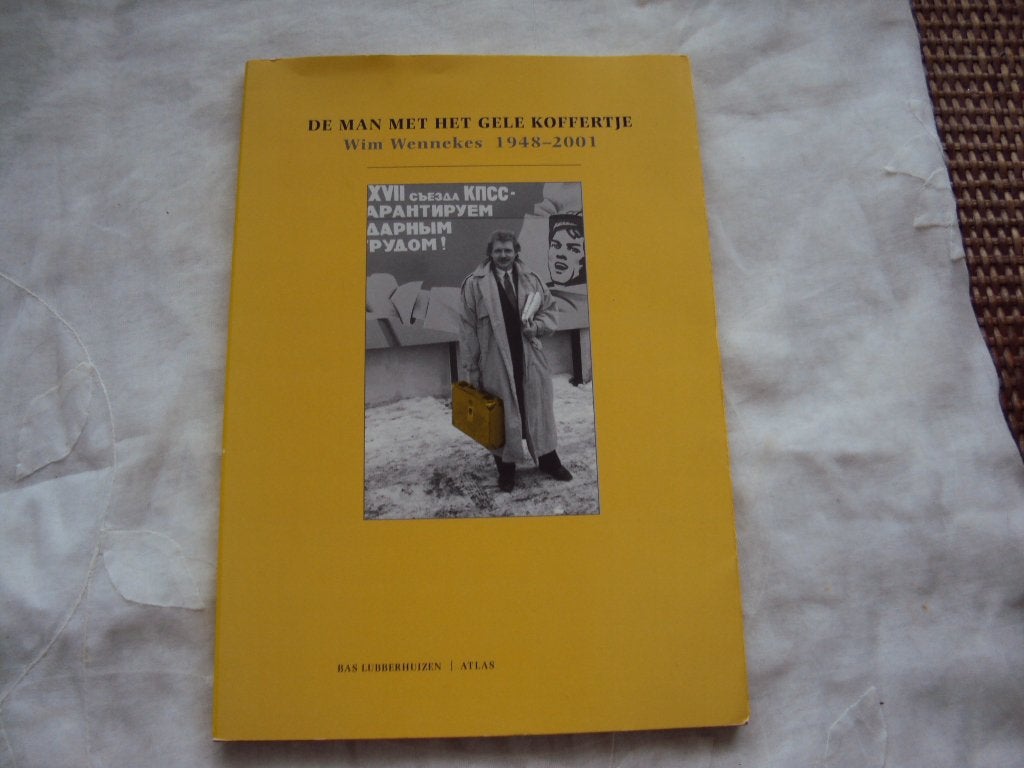 De man met het gele koffertje: Wim Wennekes 1948-2001, Boeken, Ophalen of Verzenden, Gelezen, Rinus Ferdinandusse e.a.