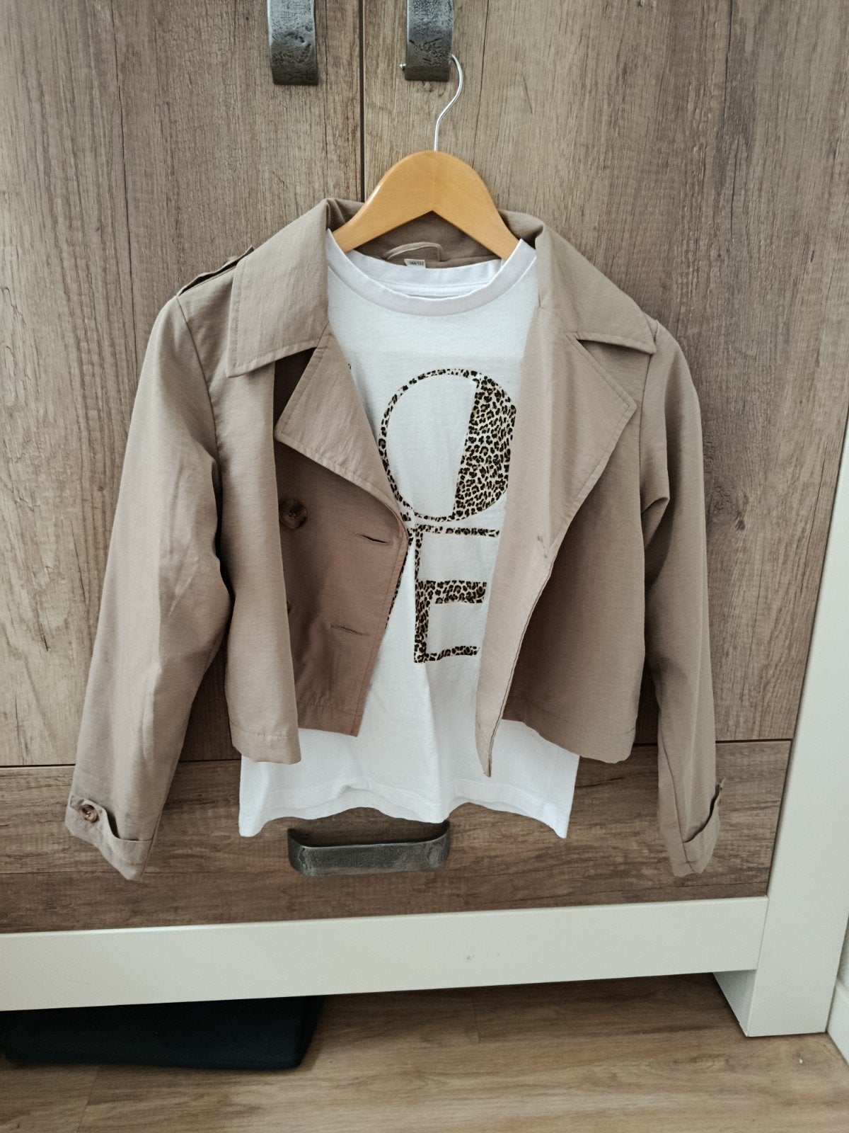 Leuke set: cropped jasje en T-shirt met 'LOVE' print, Kinderen en Baby's, Gebruikt, Europe Kids, Meisje, Ophalen of Verzenden