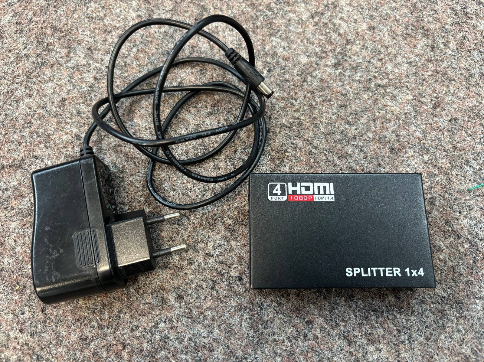 HDMI Splitter 1x4 (4K, 1080P) - Zo goed als nieuw, Audio, Tv en Foto, Converters, Ophalen of Verzenden, Zo goed als nieuw