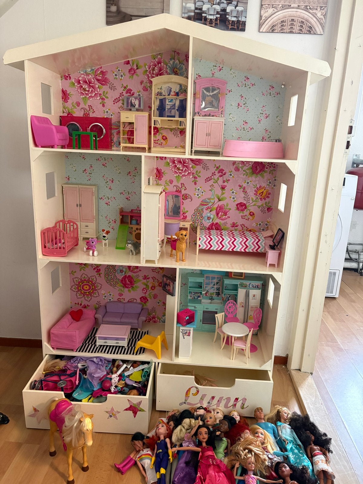 Groot poppenhuis met meubels en veel Barbie poppen, Ophalen, Gebruikt, Barbie