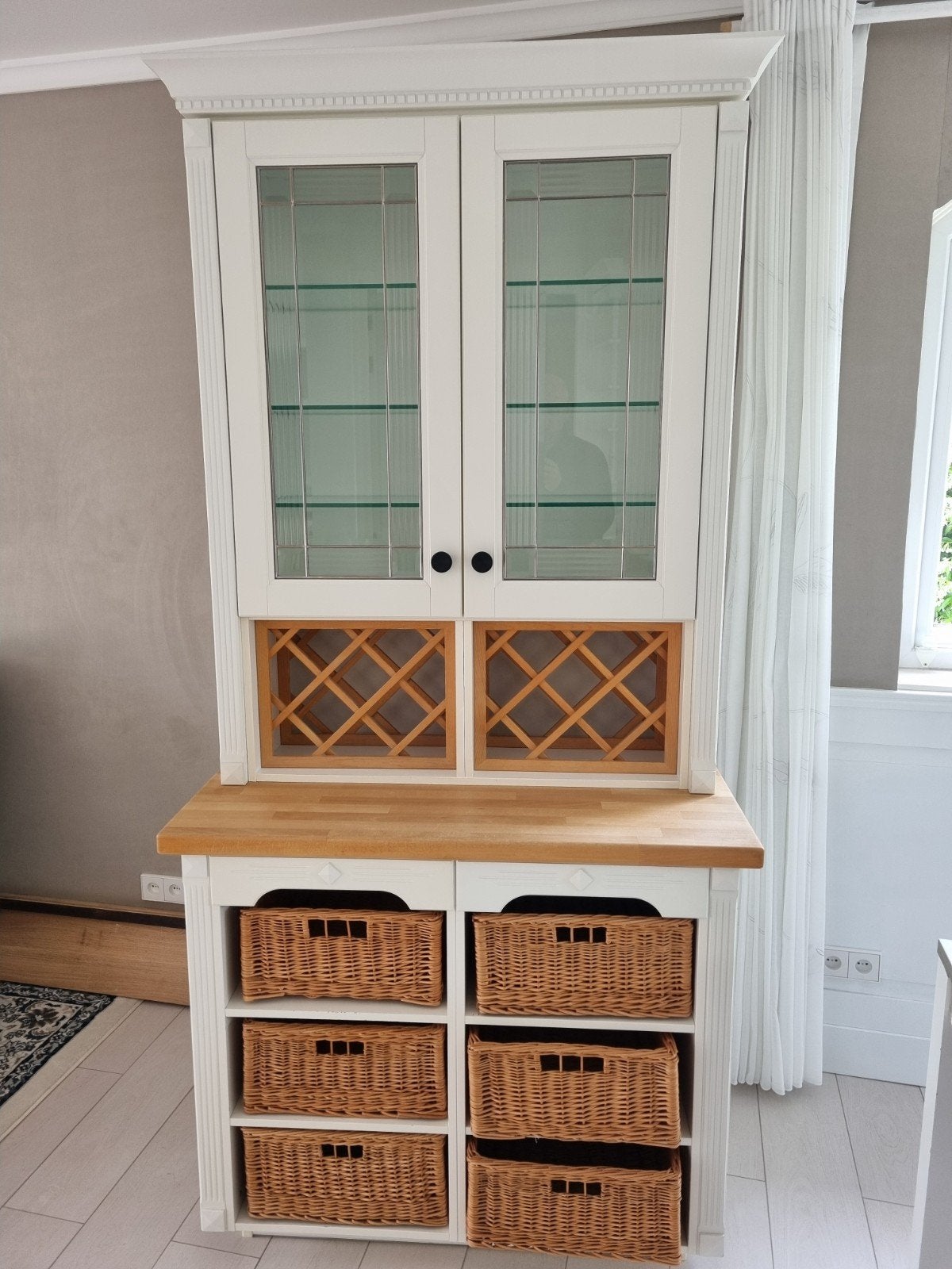 Buffetkast met glazen deuren en rieten manden, Glas, Landelijk, Klassiek, 25 tot 50 cm, Gebruikt