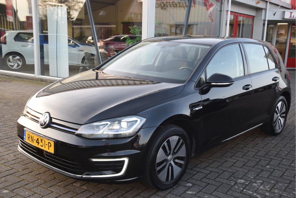 Volkswagen e-Golf e-Golf Carplay | LED | Adap.cruise | Clima, Auto's, Stof, Gebruikt, Met garantie (alle), Zwart