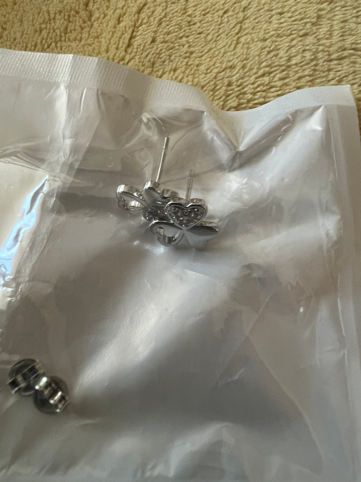 Nog nieuw in verpakking , zilverkleur klavertje 3 oorstekers, Ophalen of Verzenden, Nieuw