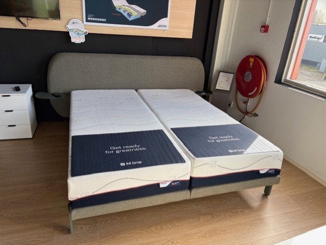 MLine boxspring 180 x 210 met matrassen Coolmotion 5 en 6, 210 cm, Ophalen of Verzenden, 180 cm, Grijs
