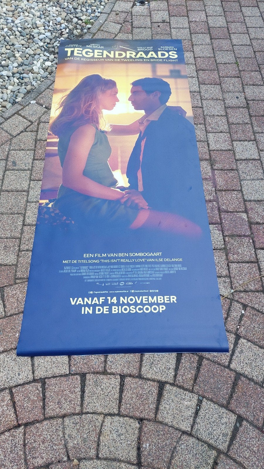 Tegendraads filmposter pvc doek 215 cm x  85 cm, Verzenden, Zo goed als nieuw, Deurposter of groter, Film en Tv