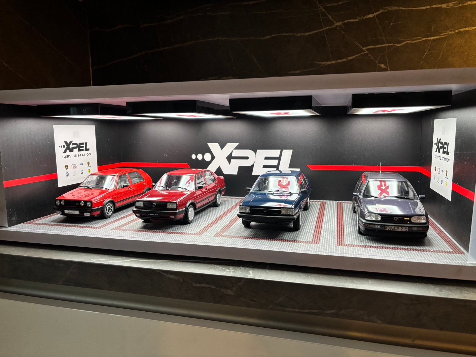 Diorama vitrine 1:18 garage voor 4 modellen, Ophalen of Verzenden, Nieuw, Groter dan 1:35, Diorama
