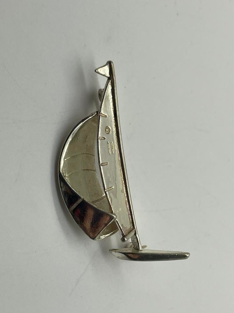 D757 Prachtige zilveren broche zeilboot, Ophalen of Verzenden, Zilver, Broche