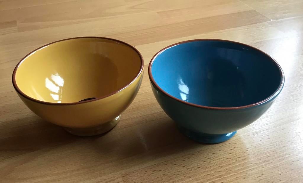 2 aardewerk tapas schaaltjes geel en blauw 15 cm, Huis en Inrichting, Keuken | Servies, Ophalen of Verzenden, Overige stijlen