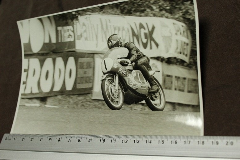 Foto coureur Barry Sheene  1973 race IOM ?, Ophalen of Verzenden, Gelezen