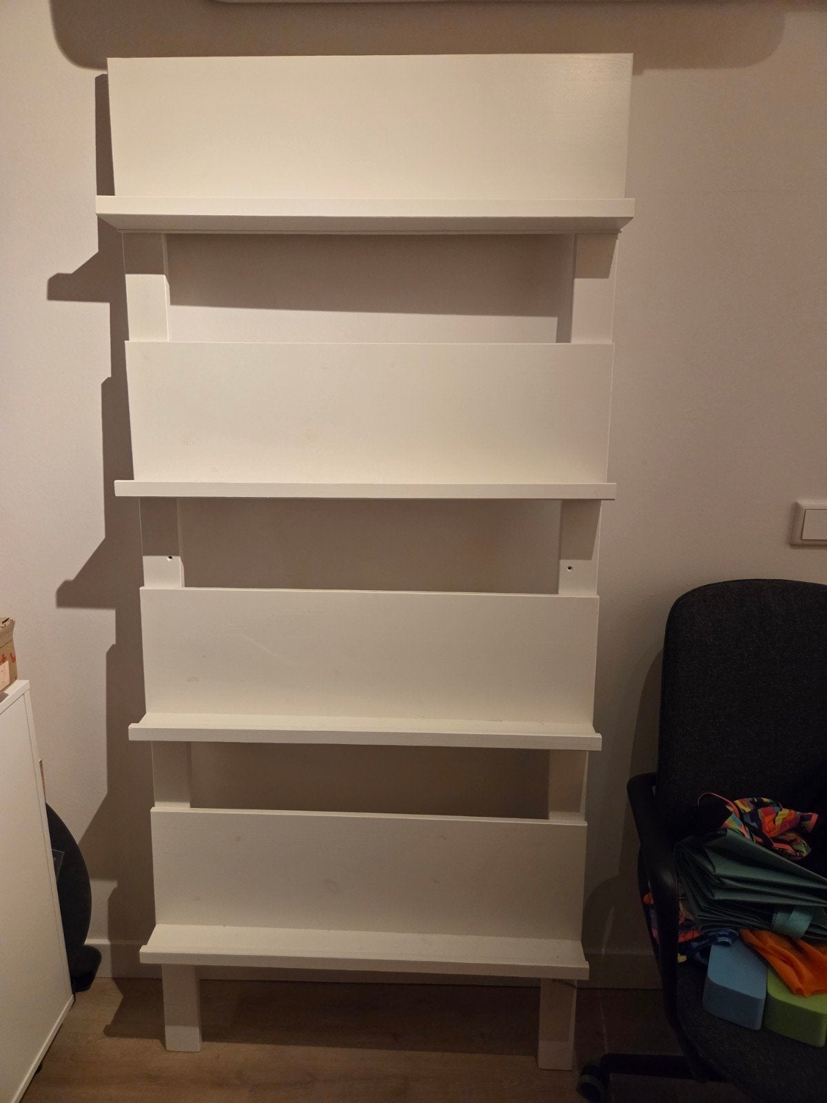 Wit houten boekenrek / tijdschriftenrek, Ophalen, Met plank(en), 50 tot 100 cm, Zo goed als nieuw