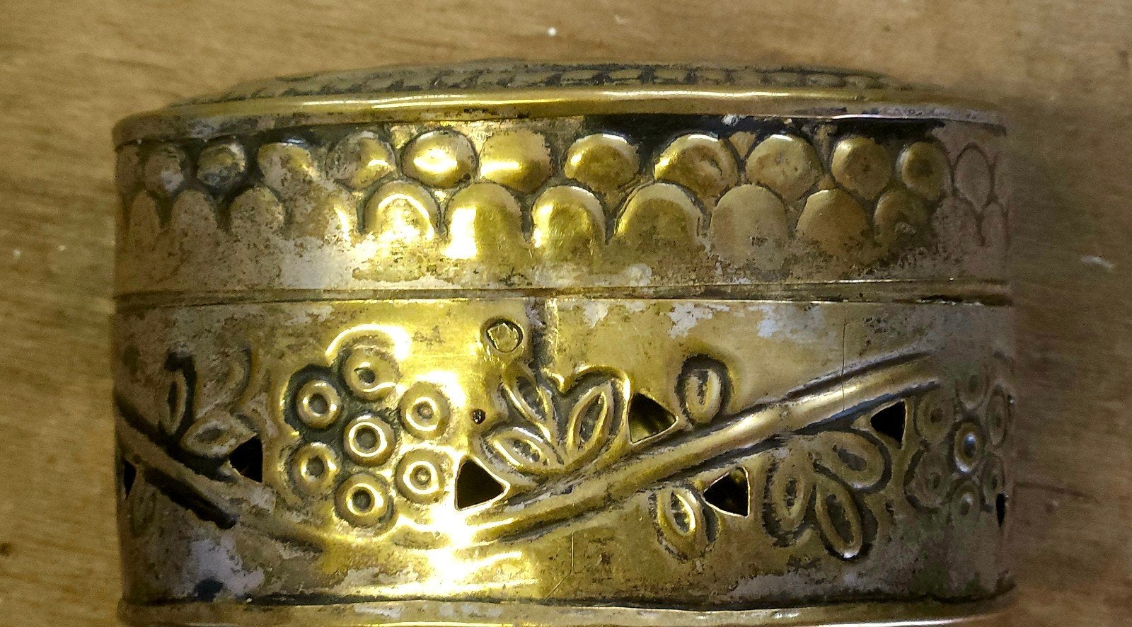 Antiek ovaal doosje met druivenmotief, messing/zilver, Antiek en Kunst, Ophalen of Verzenden