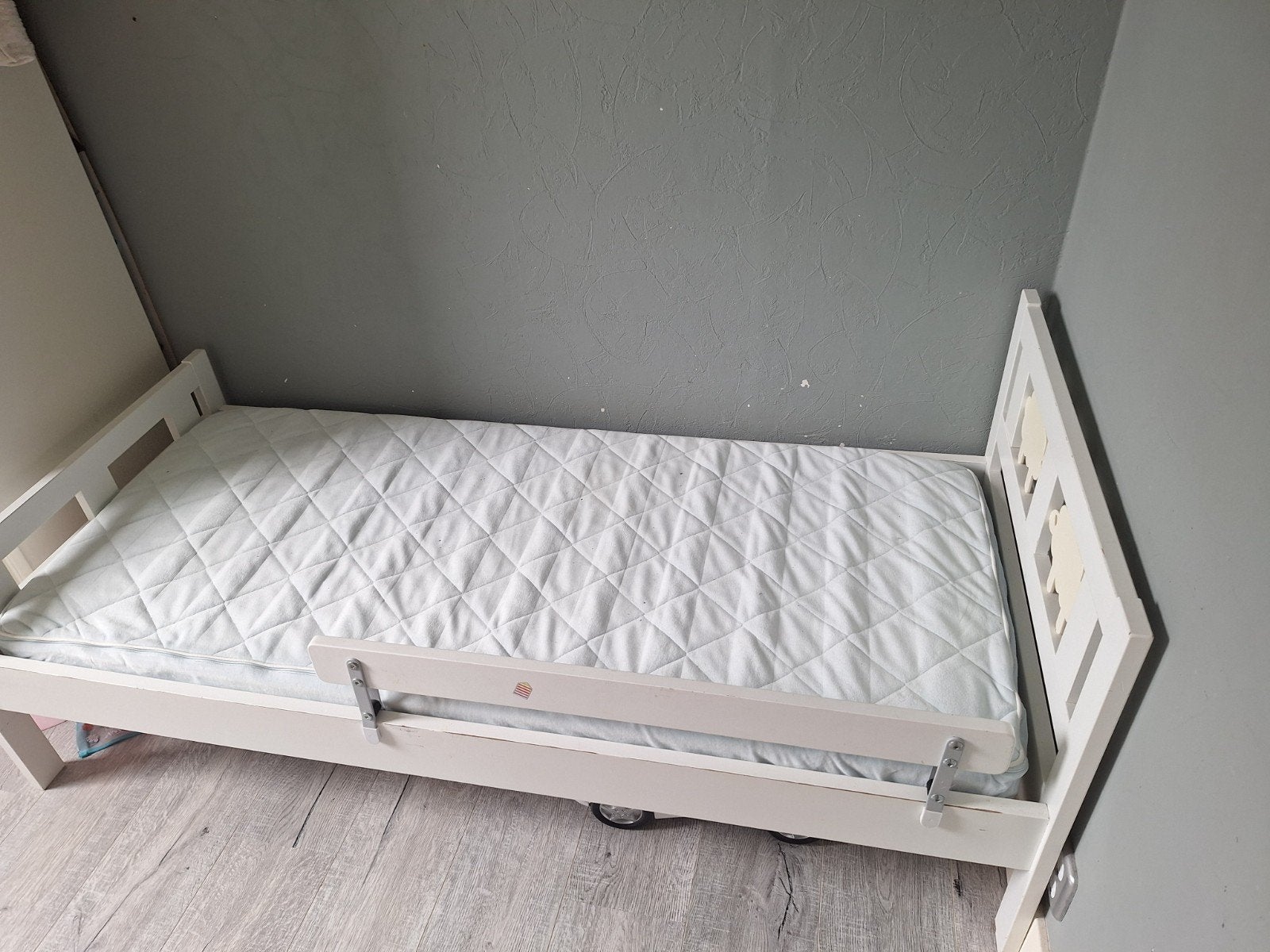 peuterbed met uitvalhek en matras, Kinderen en Baby's, Ophalen, Gebruikt, 70 tot 85 cm, Matras