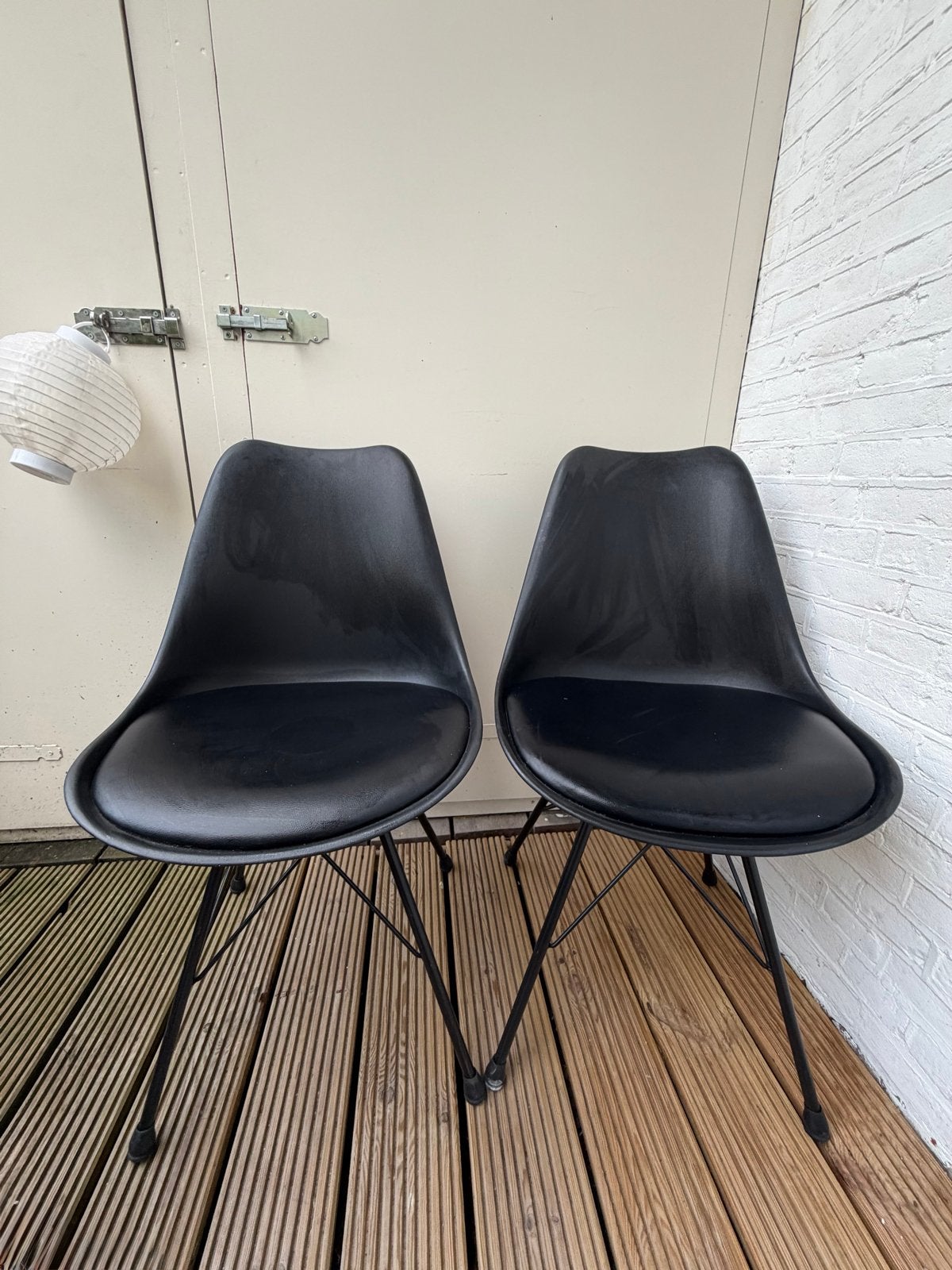 Twee zwarte kuipstoelen met metalen onderstel, Huis en Inrichting, Stoelen, Ophalen, Kunststof, Gebruikt, Twee