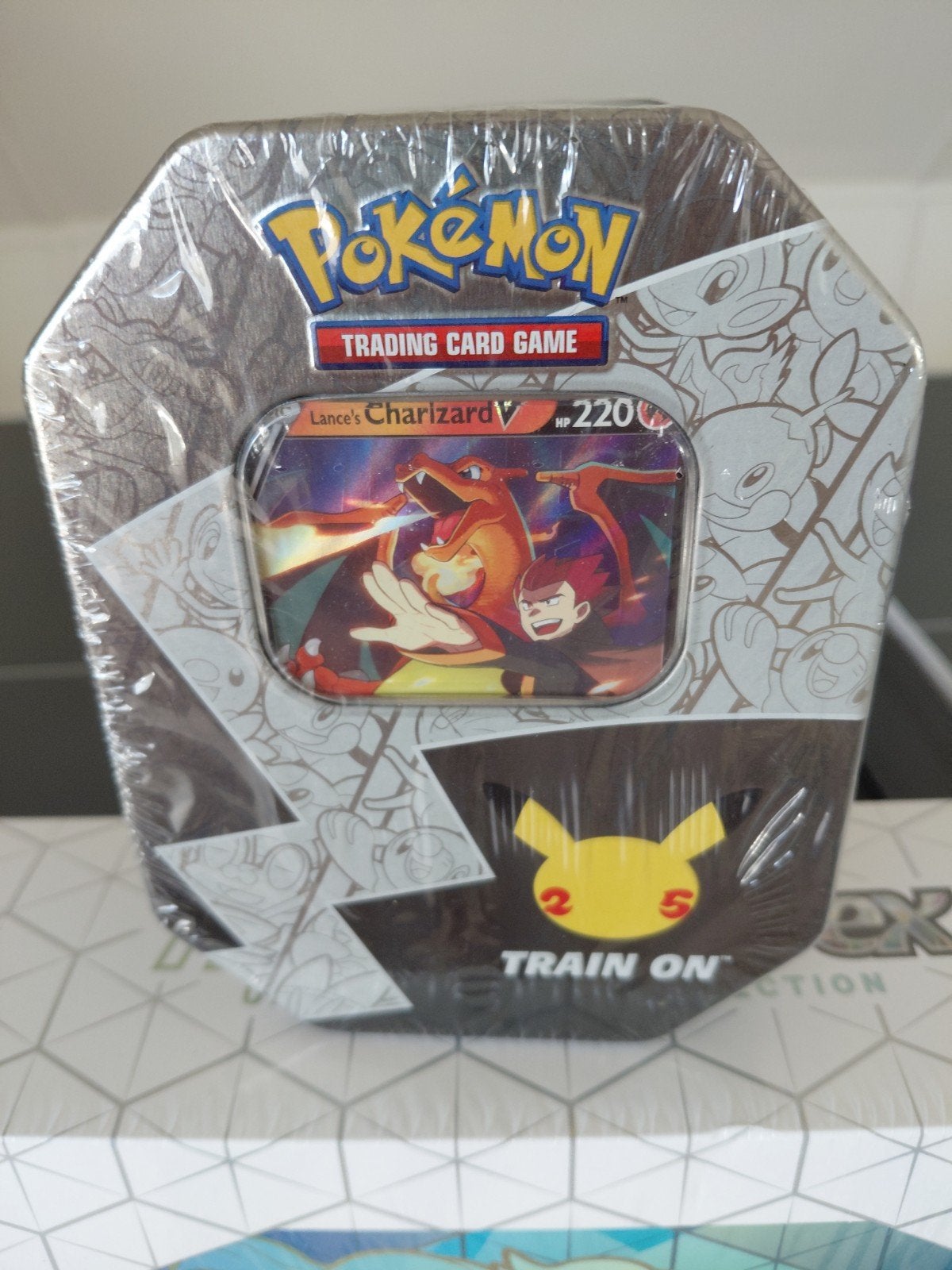 Pokémon Charizard 25th anniversary tin, Ophalen of Verzenden, Nieuw, Boosterbox, Foil