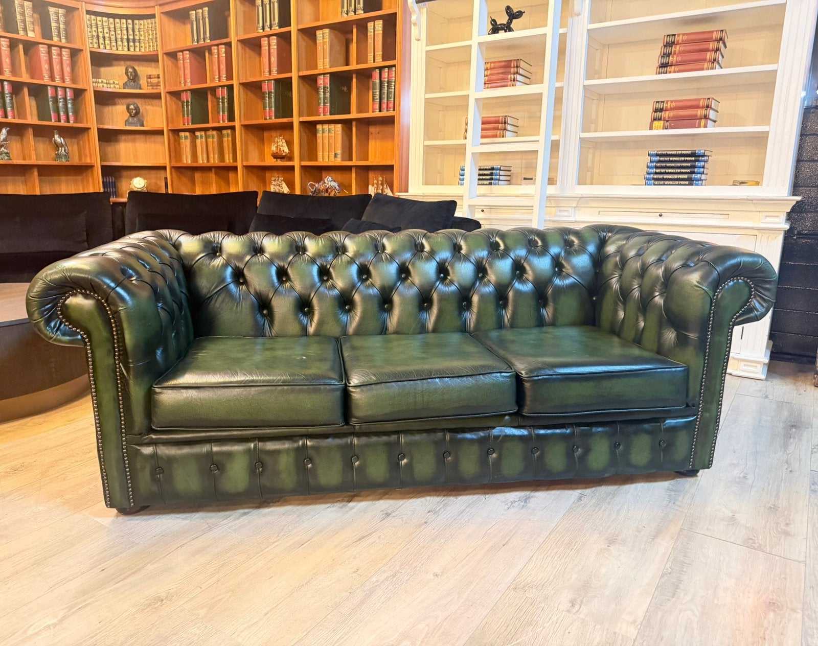 Chesterfield slaapbank 3 zits in antiek groen leer, Huis en Inrichting, Gebruikt, Info@chesterfieldjunkie.nl, Ophalen of Verzenden