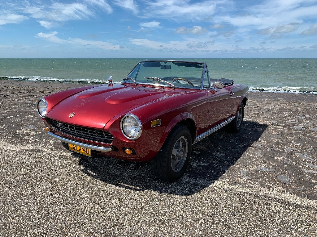 Fiat 124 1.8 Sport Spider 1975 Rood, Achterwielaandrijving, Zwart, 4 cilinders, Cabriolet