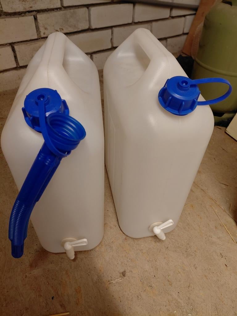 2x Jerrycan met kraantje en schenktuit, Ophalen, Zo goed als nieuw