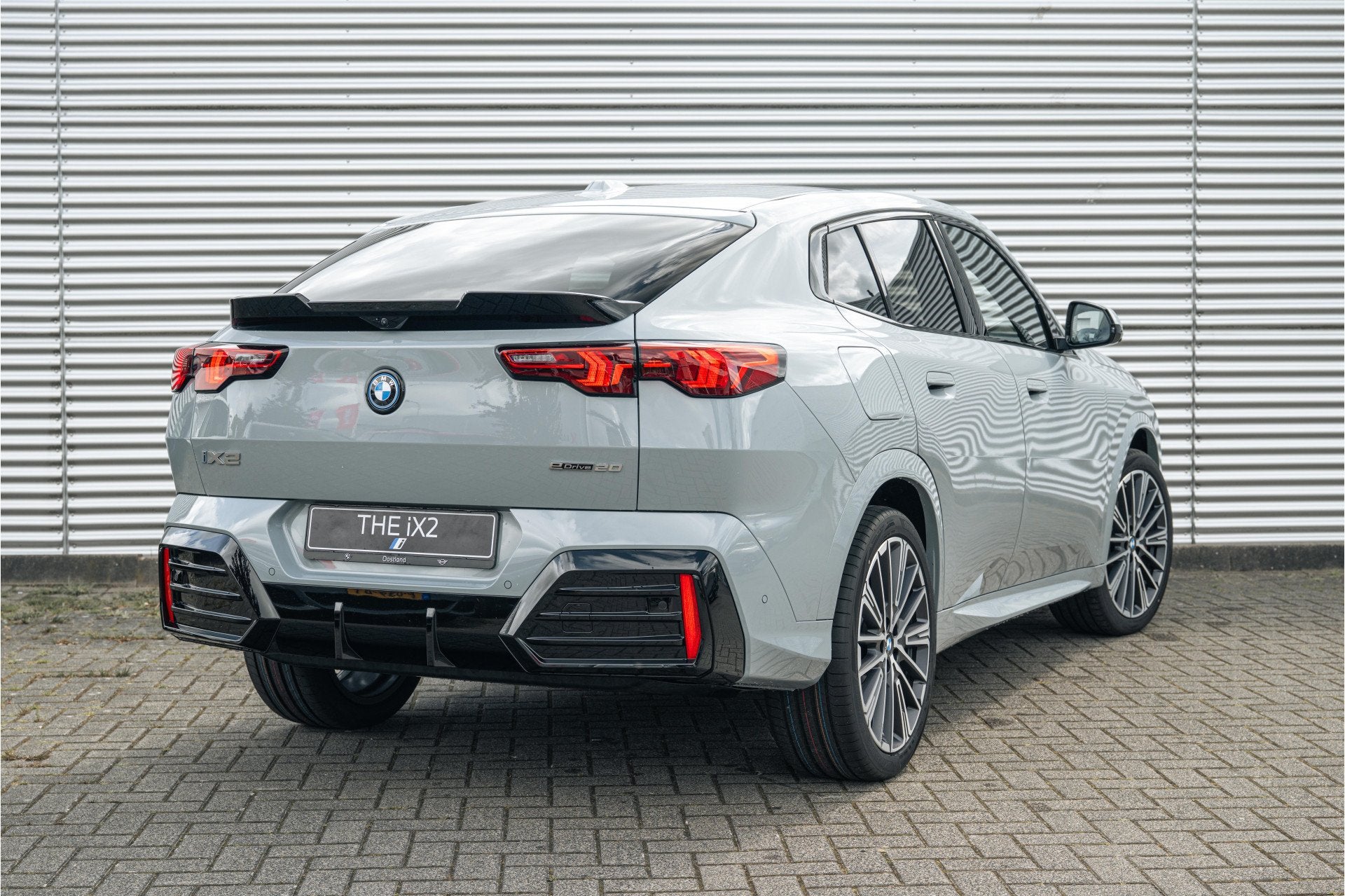 BMW iX2 eDrive20 M Sport / Panoramadak / Sportstoelen / Adap, Auto's, BMW, Dealer onderhouden, IX2, Zwart, Leder