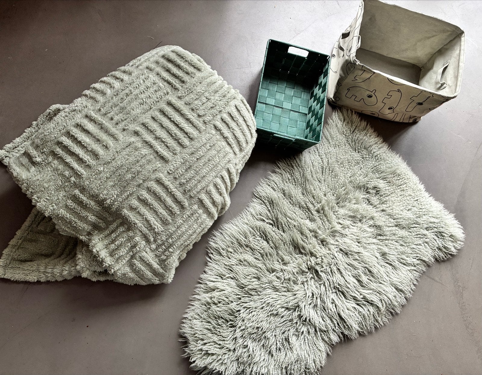Set groene accessoires: plaid, poef, schapenvacht en manden, Ophalen, Groen, Gebruikt, Modern