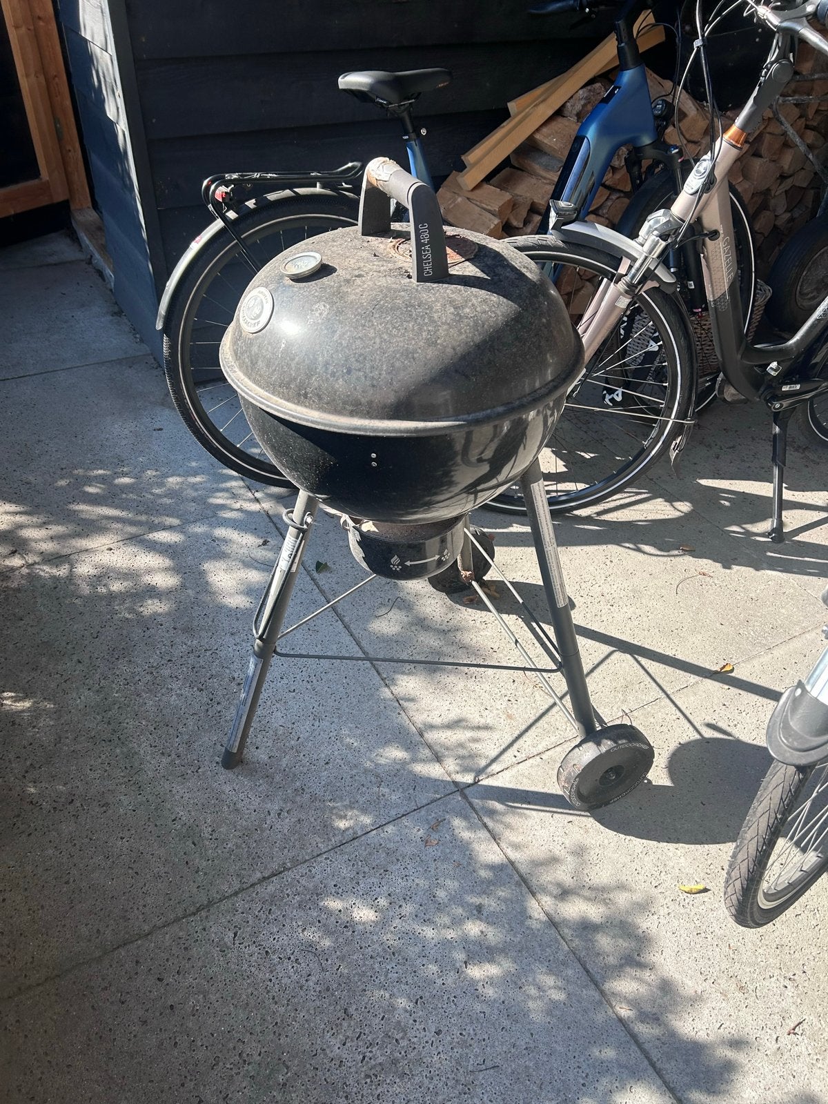 Gratis af te halen: Gebruikte houtskool barbecue, Ophalen, Gebruikt