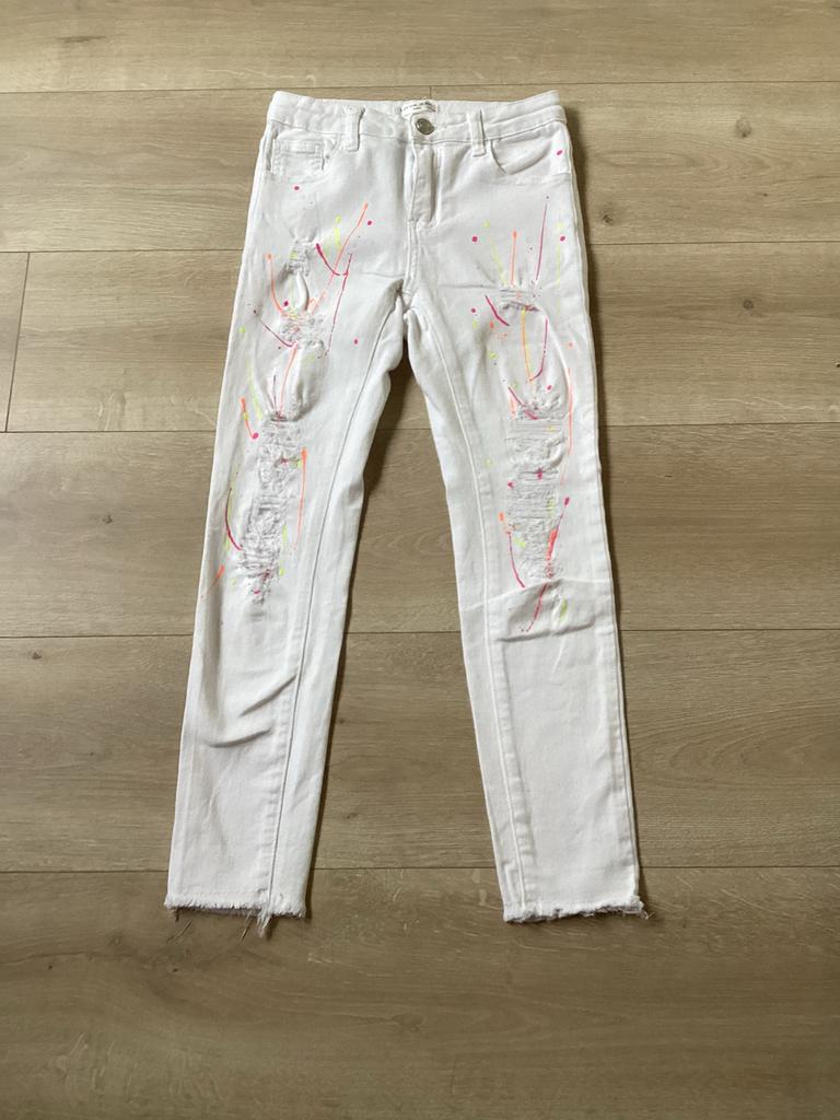 Spijkerbroek wit ‘verfvlekken’ 146 Loevia jeans Nieuwstaat, Kinderen en Baby's, Kinderkleding | Maat 146, Ophalen of Verzenden