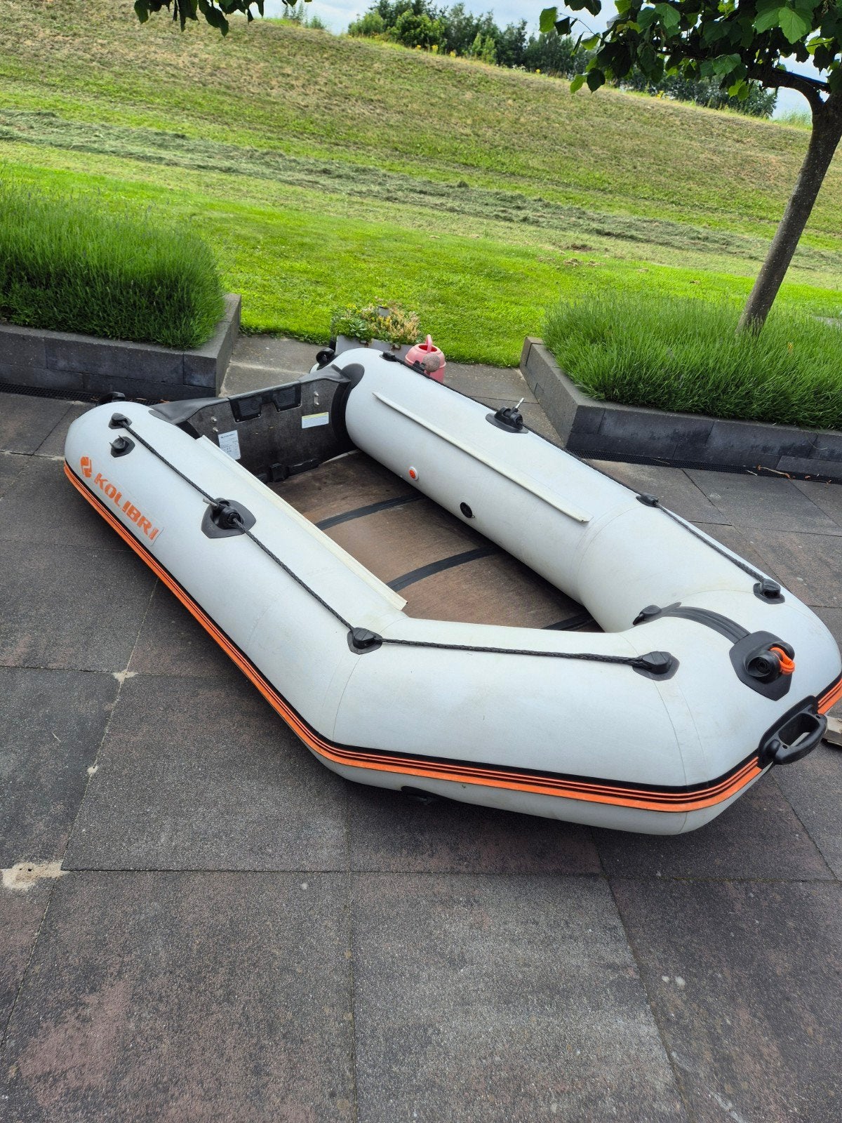 Nog nette rubberboot met bankje, buitenboordmotor en trailer, Ophalen, Hout, Inclusief motor, Kolibri