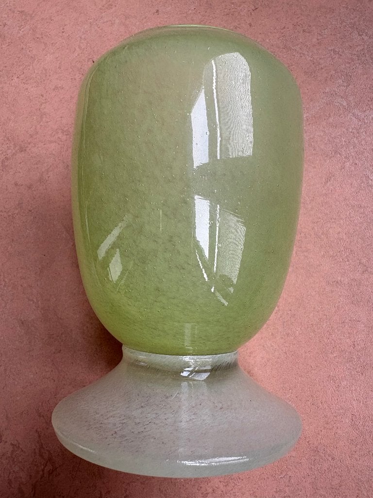 Mooi zwaar glazen vaasje, jadegroen, vintage, Huis en Inrichting, Woonaccessoires | Vazen, Ophalen of Verzenden, Minder dan 50 cm