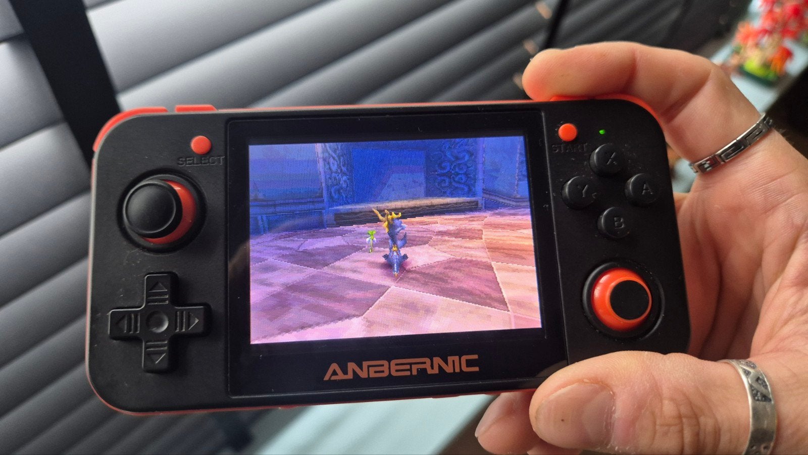 Anbernic RG350 gaming handheld +memory card en opbergcase, Spelcomputers en Games, Ophalen of Verzenden, Gebruikt